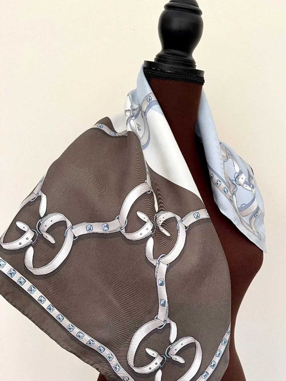 Display #1 NWT Gucci Color-Block Logo Silk Scarf